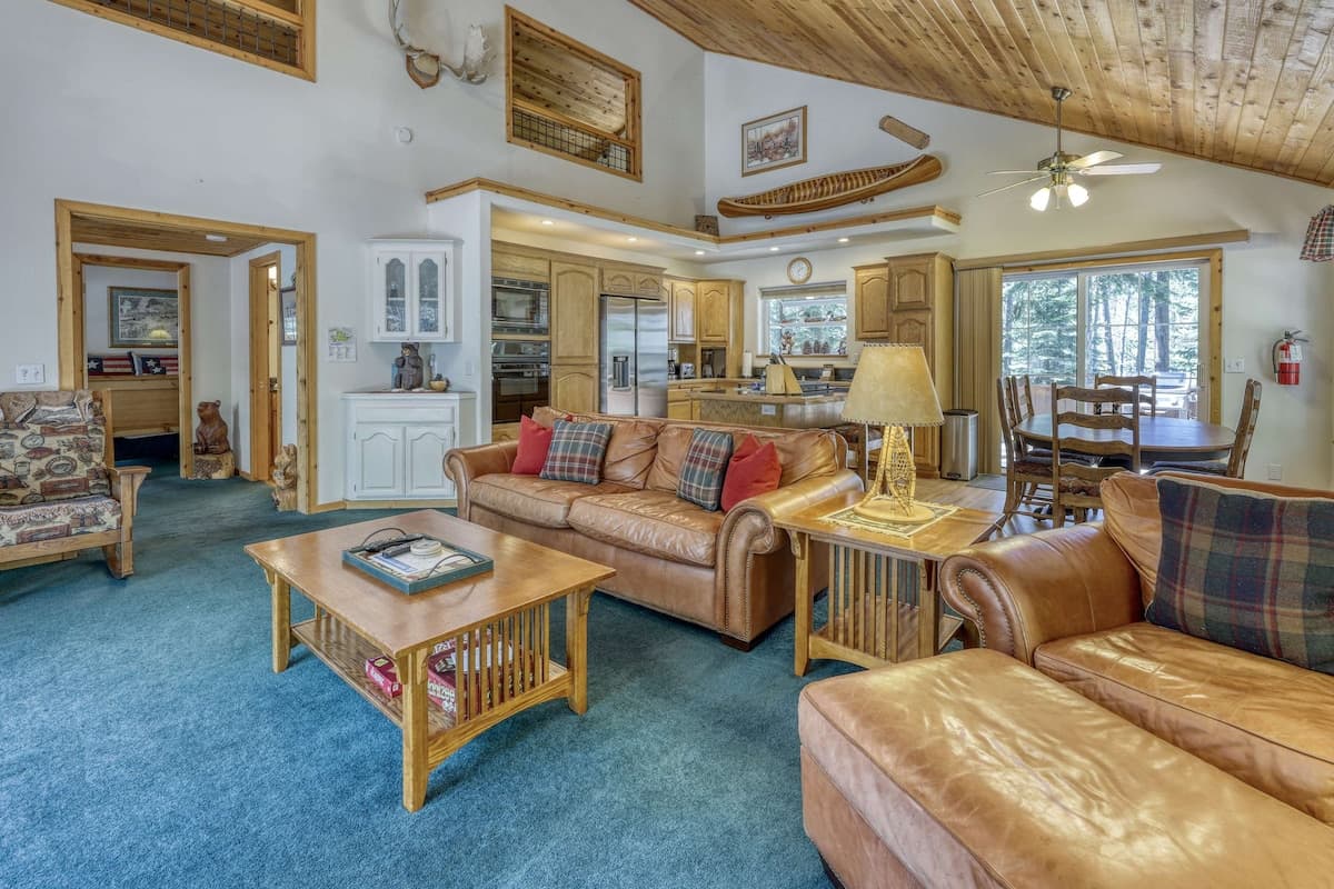 Light-Filled Mountain Retreat Near Golf Course - Photo 2