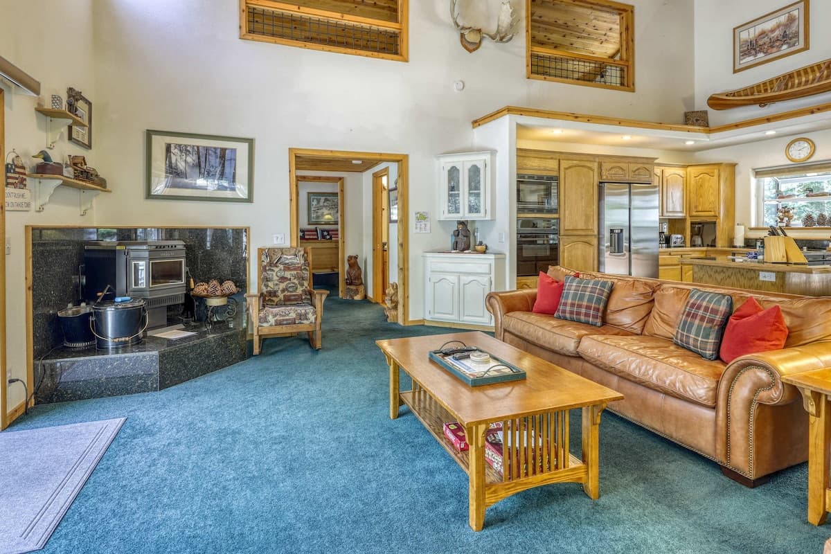 Light-Filled Mountain Retreat Near Golf Course - Photo 5