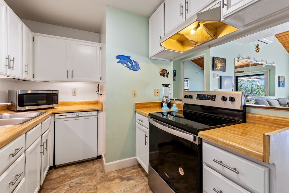 Condo in Kihei · ★4.71 · Studio · 3 beds · 2 private baths - Photo 5