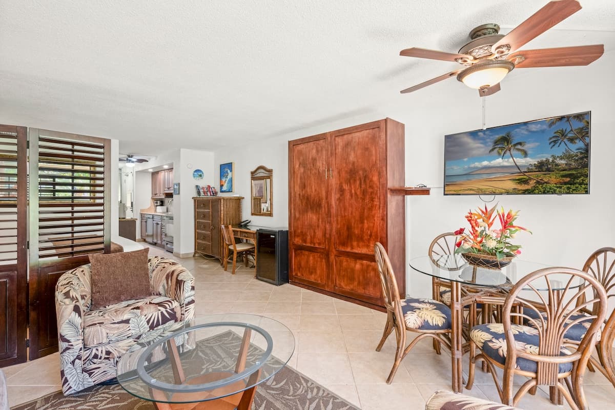 Condo in Lahaina · ★4.8 · Studio · 2 beds · 1 shared bath - Photo 2