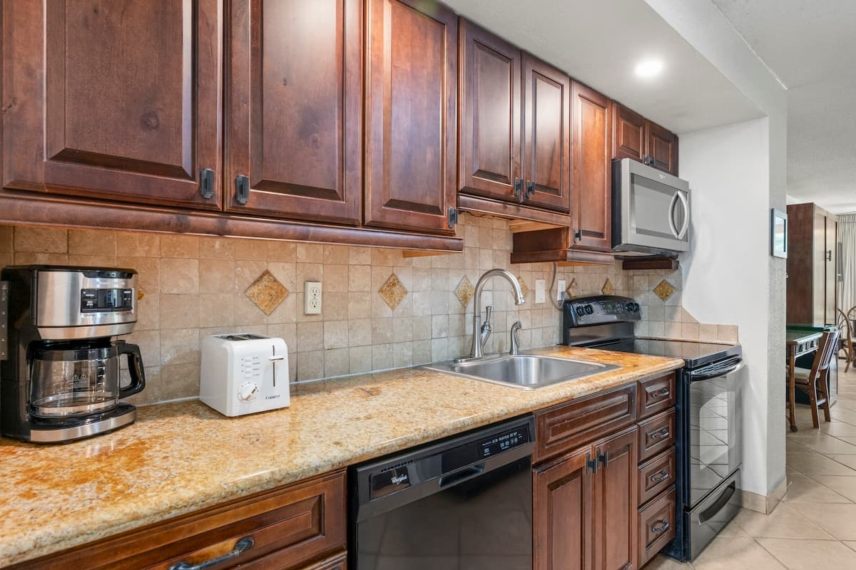 Condo in Lahaina · ★4.8 · Studio · 2 beds · 1 shared bath - Photo 4