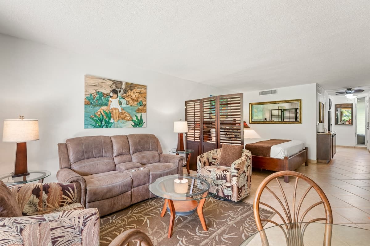 Condo in Lahaina · ★4.8 · Studio · 2 beds · 1 shared bath - Photo 3