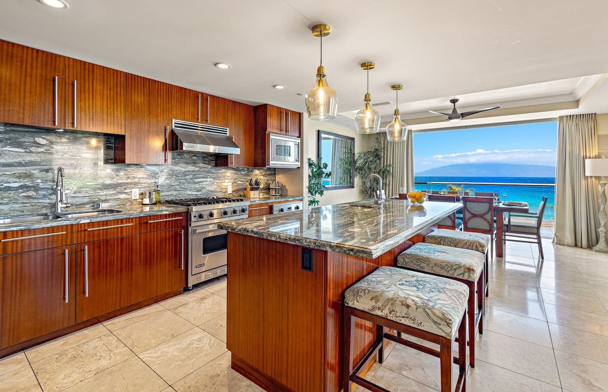 Condo in Lahaina · ★5.0 · 3 bedrooms · 4 beds · 3 baths - Photo 3