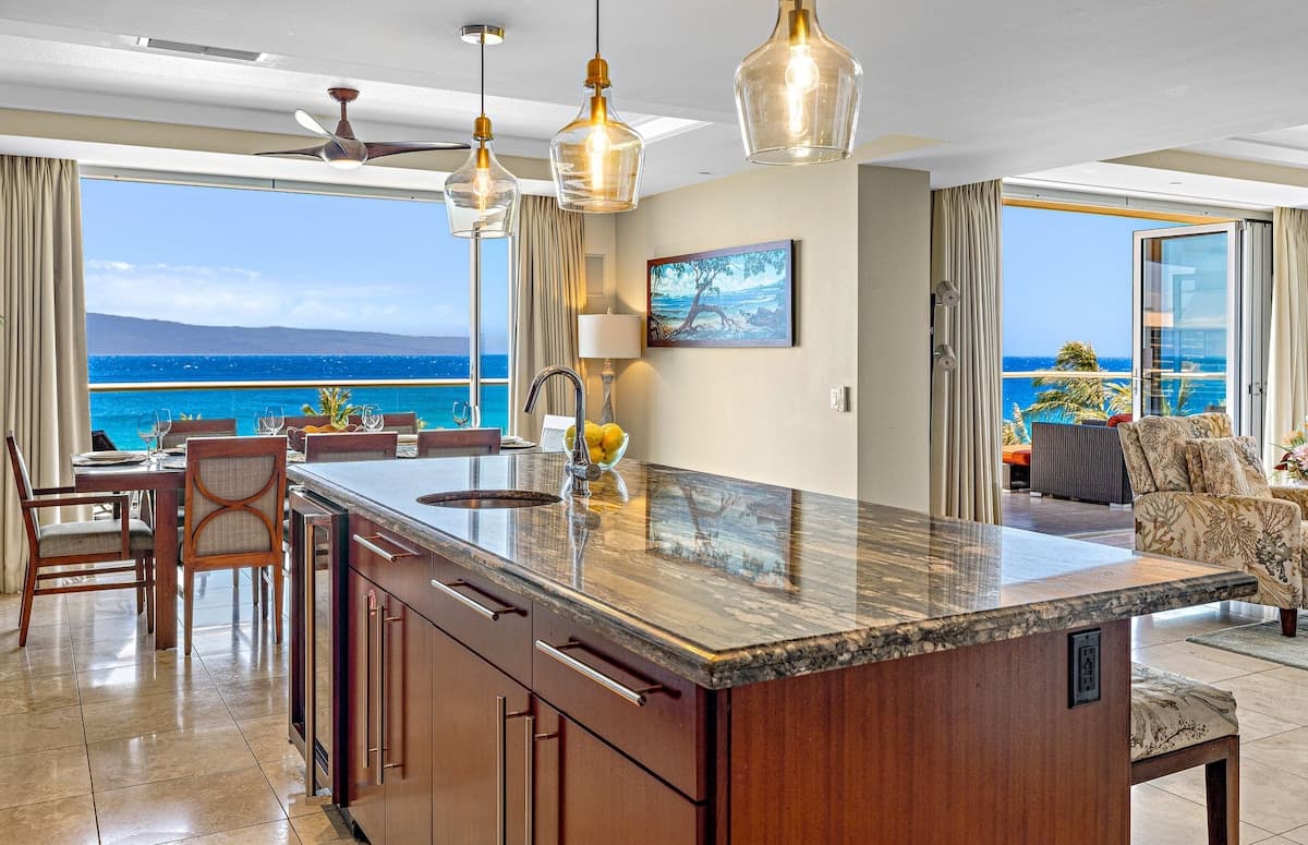 Condo in Lahaina · ★5.0 · 3 bedrooms · 4 beds · 3 baths - Photo 4