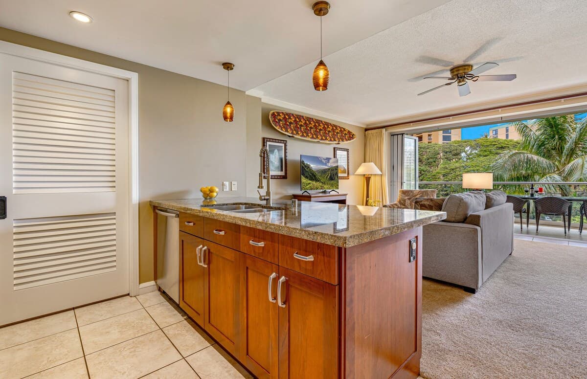 Condo in Lahaina · ★4.33 · 1 bedroom · 2 beds · 1 bath - Photo 4