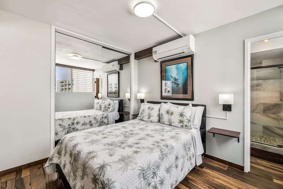 Condo in Honolulu · ★4.75 · 2 bedrooms · 4 beds · 2 private baths - Photo 2