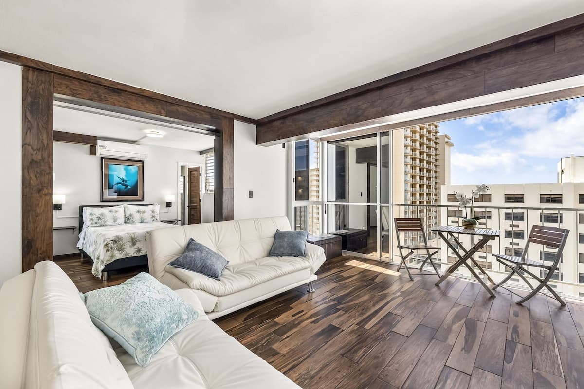 Condo in Honolulu · ★4.75 · 2 bedrooms · 4 beds · 2 private baths - Photo 4