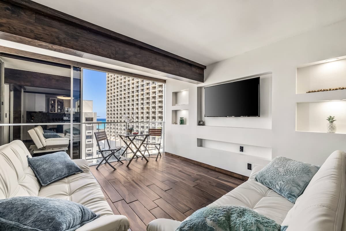 Condo in Honolulu · ★4.75 · 2 bedrooms · 4 beds · 2 private baths - Photo 3