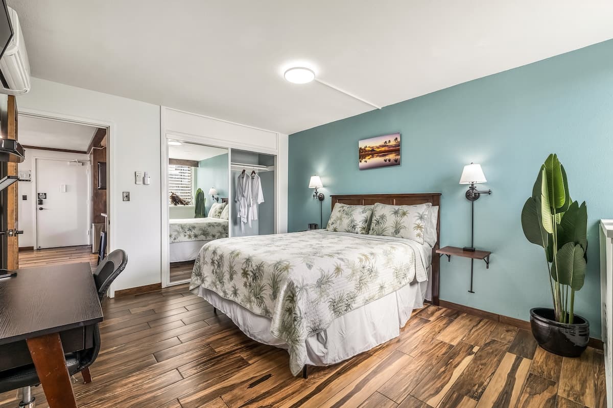Condo in Honolulu · ★4.75 · 2 bedrooms · 4 beds · 2 private baths - Photo 1