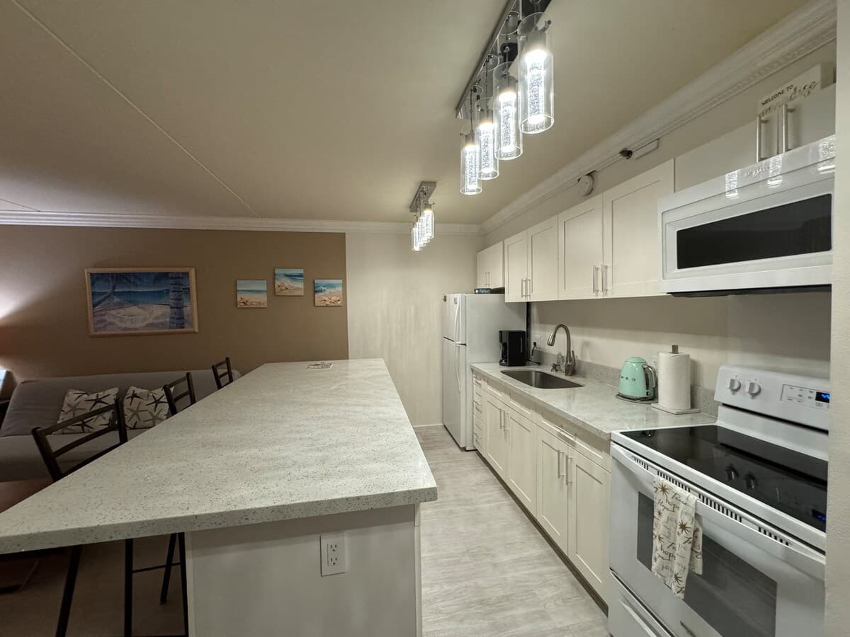 Condo in Honolulu · ★4.56 · 1 bedroom · 3 beds · 1 private bath - Photo 5