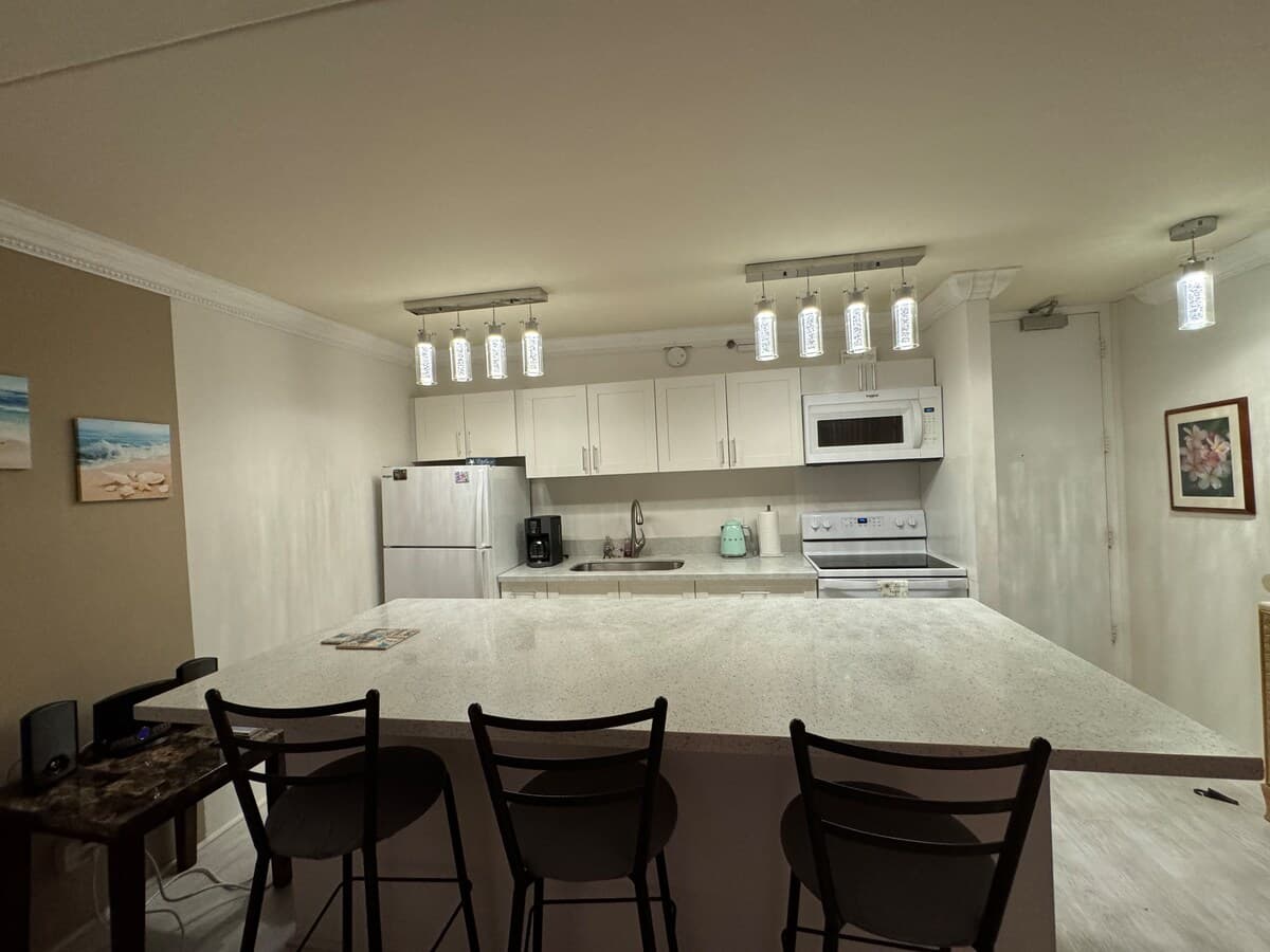 Condo in Honolulu · ★4.56 · 1 bedroom · 3 beds · 1 private bath - Photo 2