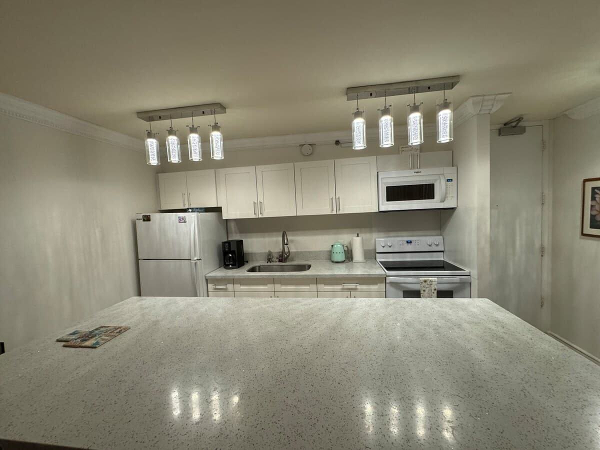 Condo in Honolulu · ★4.56 · 1 bedroom · 3 beds · 1 private bath - Photo 3