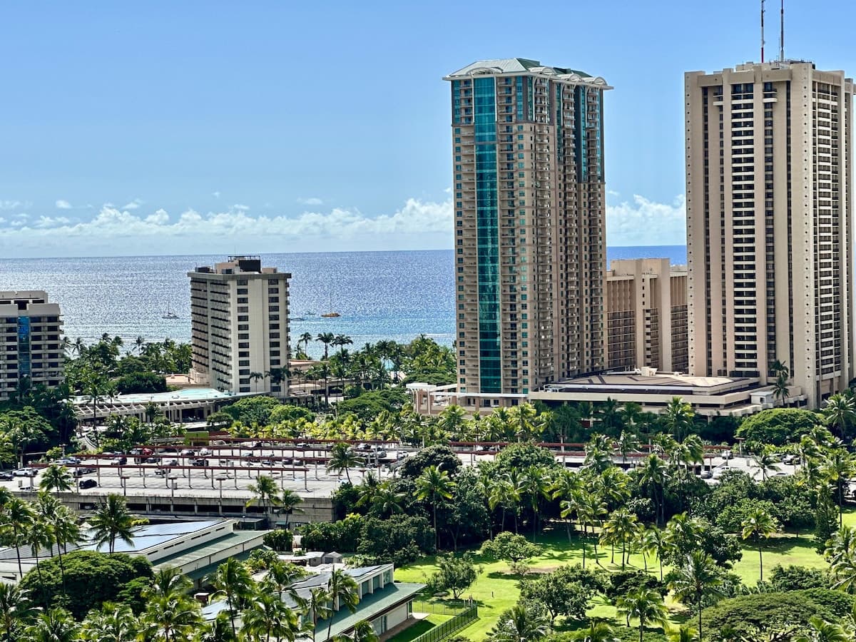 Waikīkī Condo Stunning Ocean & Ala Wai River Views - Photo 3