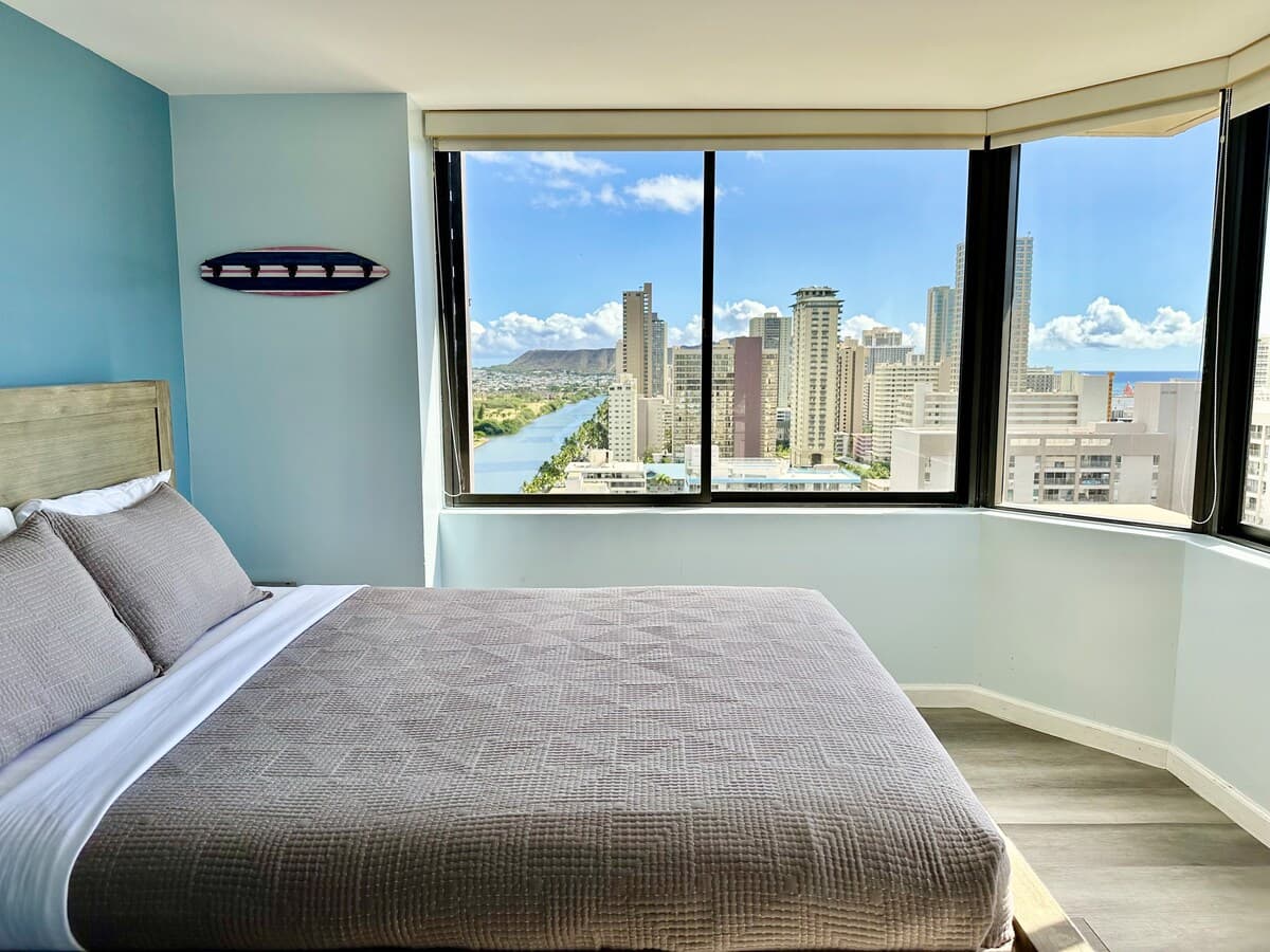 Waikīkī Condo Stunning Ocean & Ala Wai River Views - Photo 2