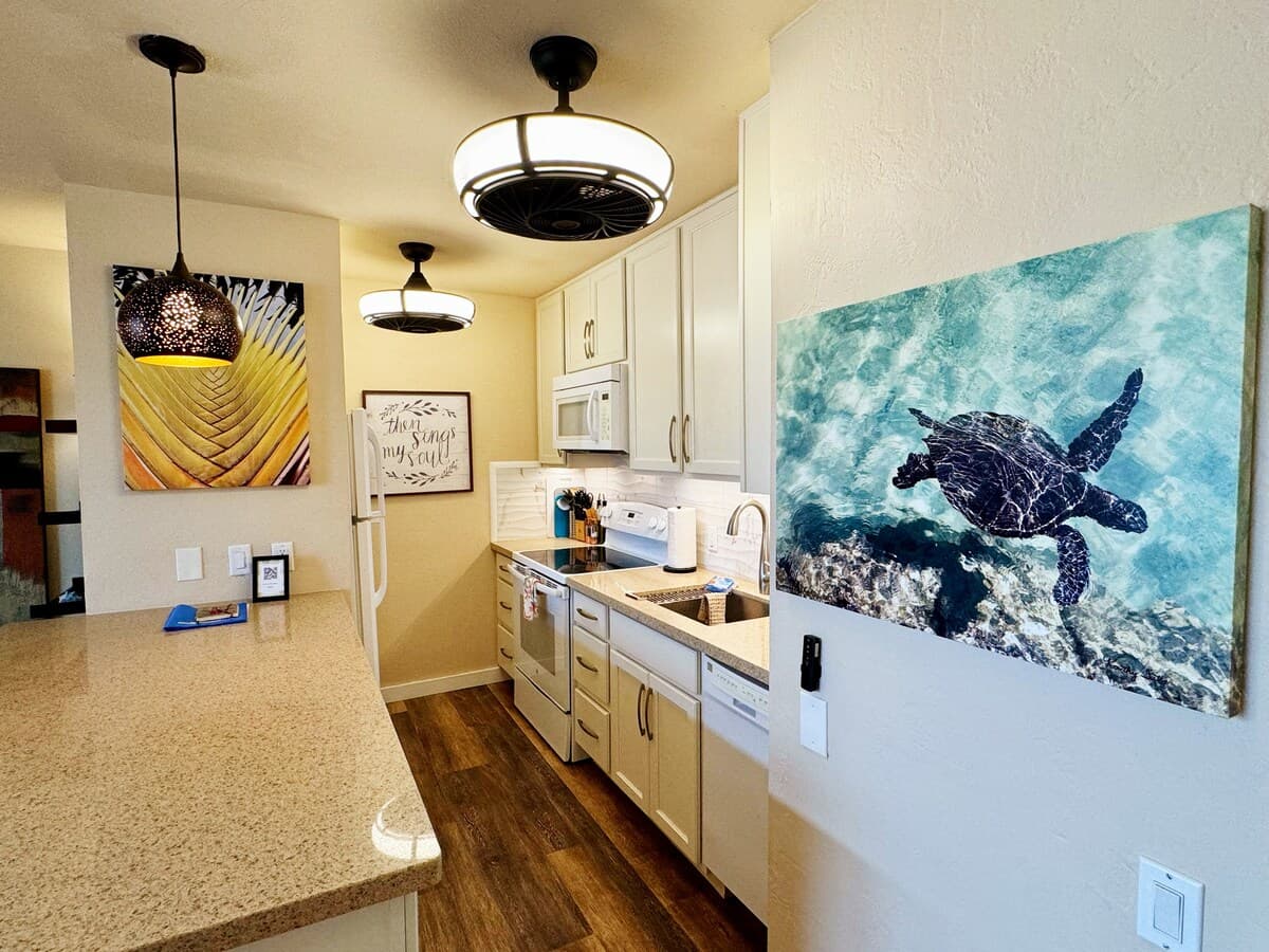 1 BR condo steps from Kona's premier surf break - Photo 4