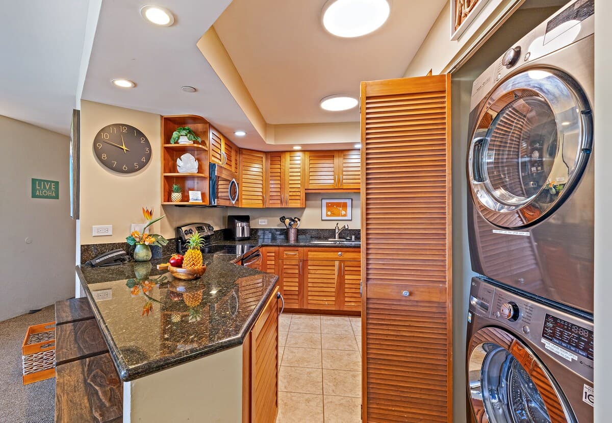 Condo in Lahaina · ★4.93 · 2 bedrooms · 5 beds · 2 baths - Photo 5