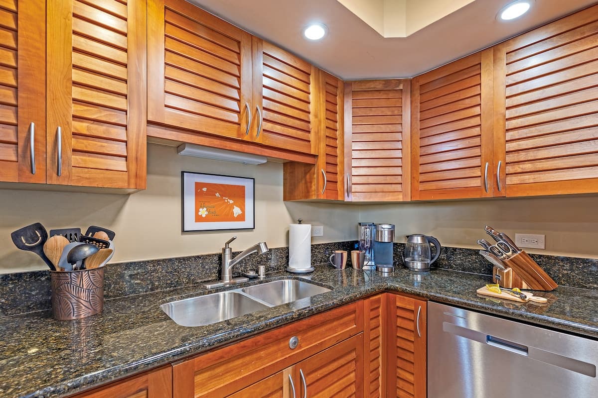 Condo in Lahaina · ★4.93 · 2 bedrooms · 5 beds · 2 baths - Photo 4