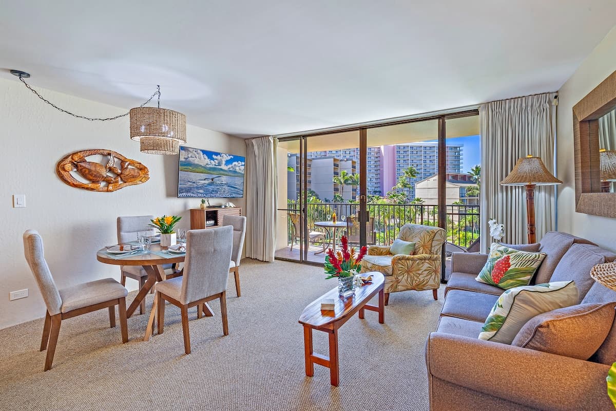 Condo in Lahaina · ★4.93 · 2 bedrooms · 5 beds · 2 baths - Photo 3