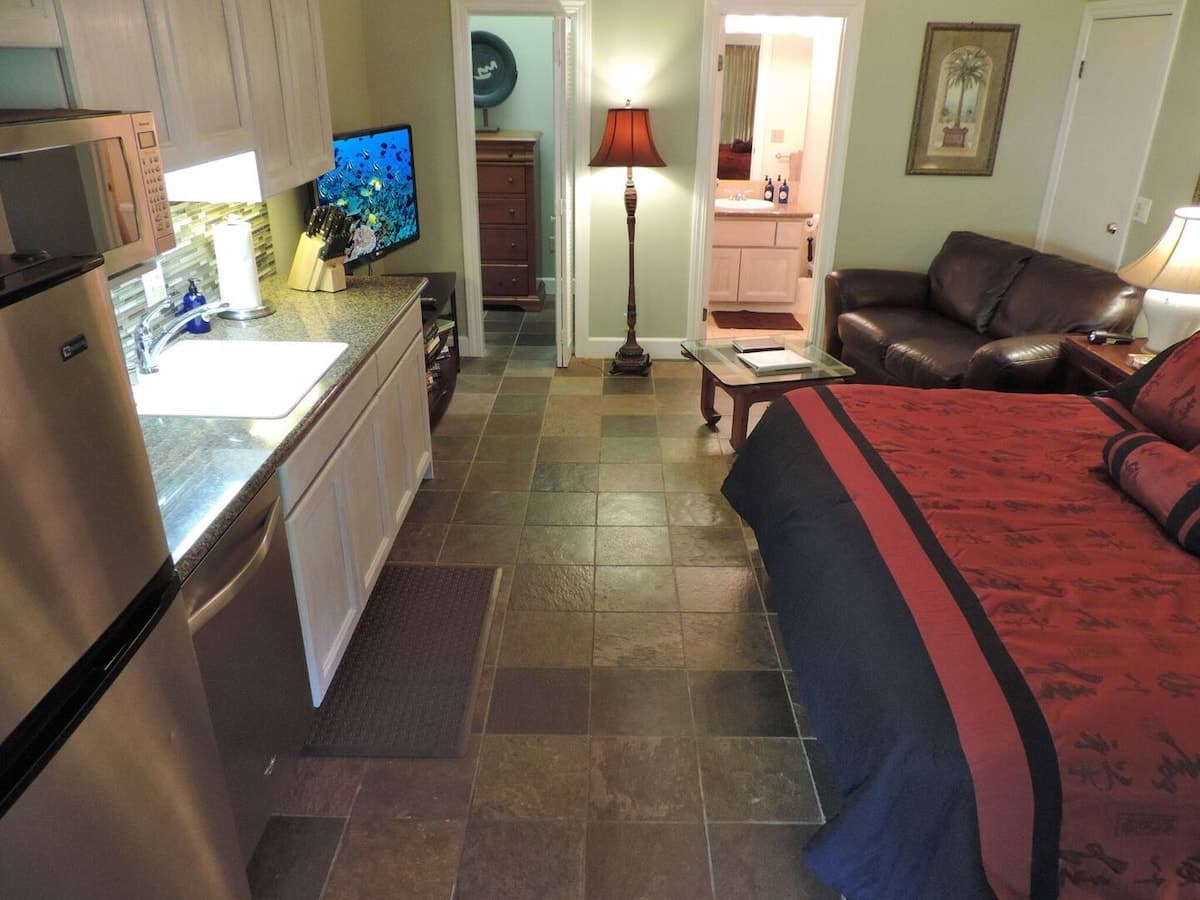 Beachcomber: AC, Lanai, Short Walk to the Beach! - Photo 1