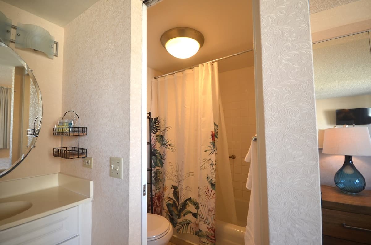 Home in Honolulu · ★4.42 · Studio · 2 beds · 1 private bath - Photo 5