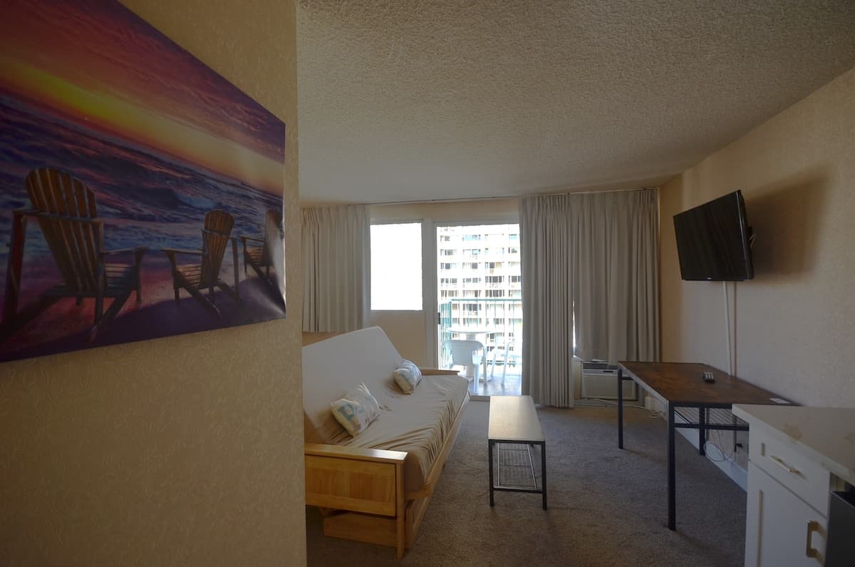 Home in Honolulu · ★4.42 · Studio · 2 beds · 1 private bath - Photo 3