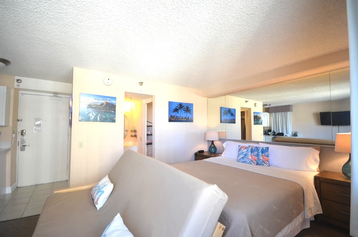 Home in Honolulu · ★4.42 · Studio · 2 beds · 1 private bath - Photo 2