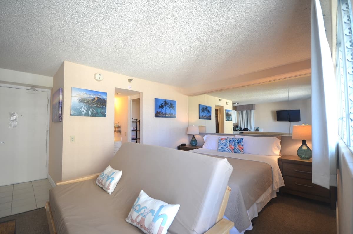 Home in Honolulu · ★4.42 · Studio · 2 beds · 1 private bath - Photo 1