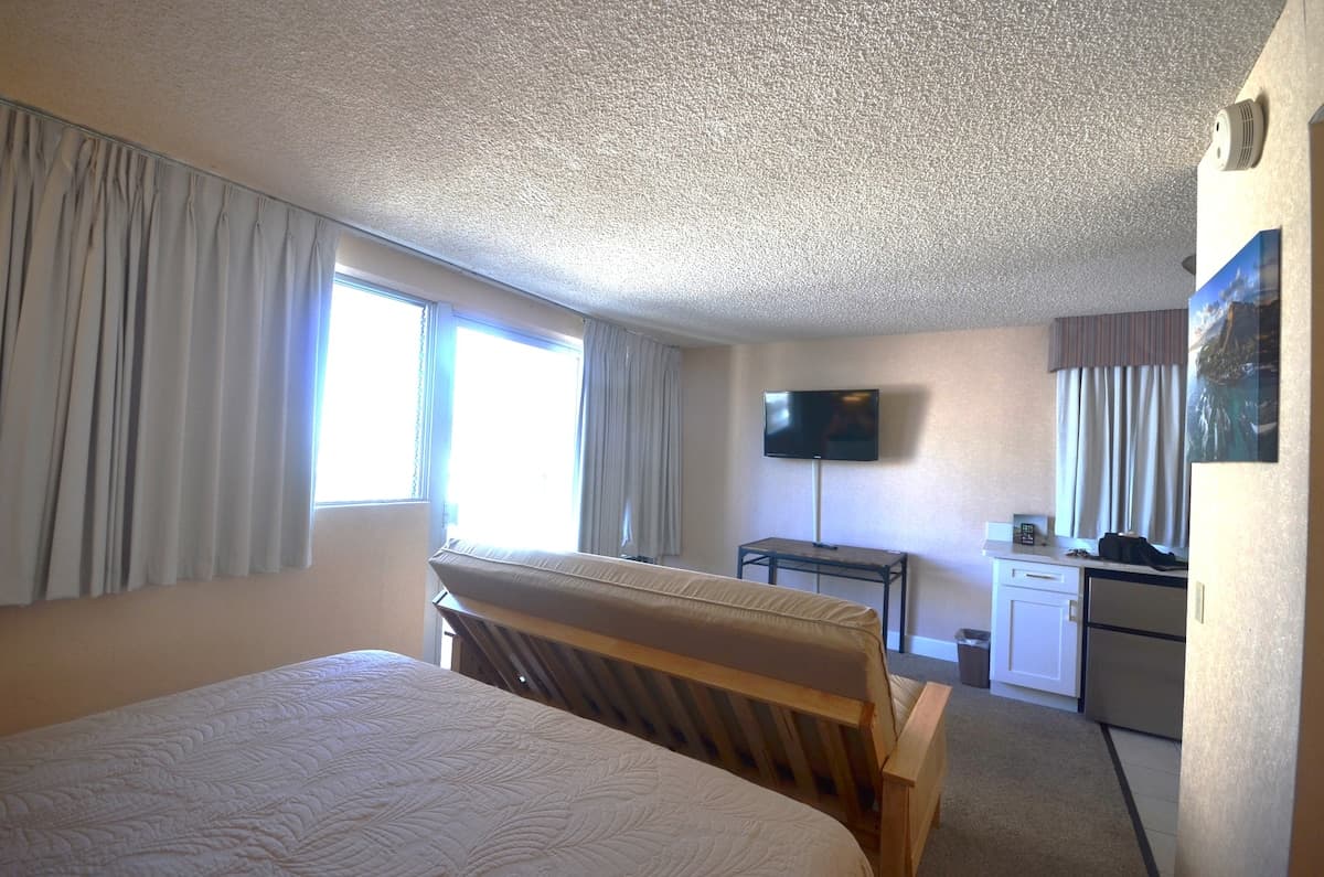 Home in Honolulu · ★4.42 · Studio · 2 beds · 1 private bath - Photo 4