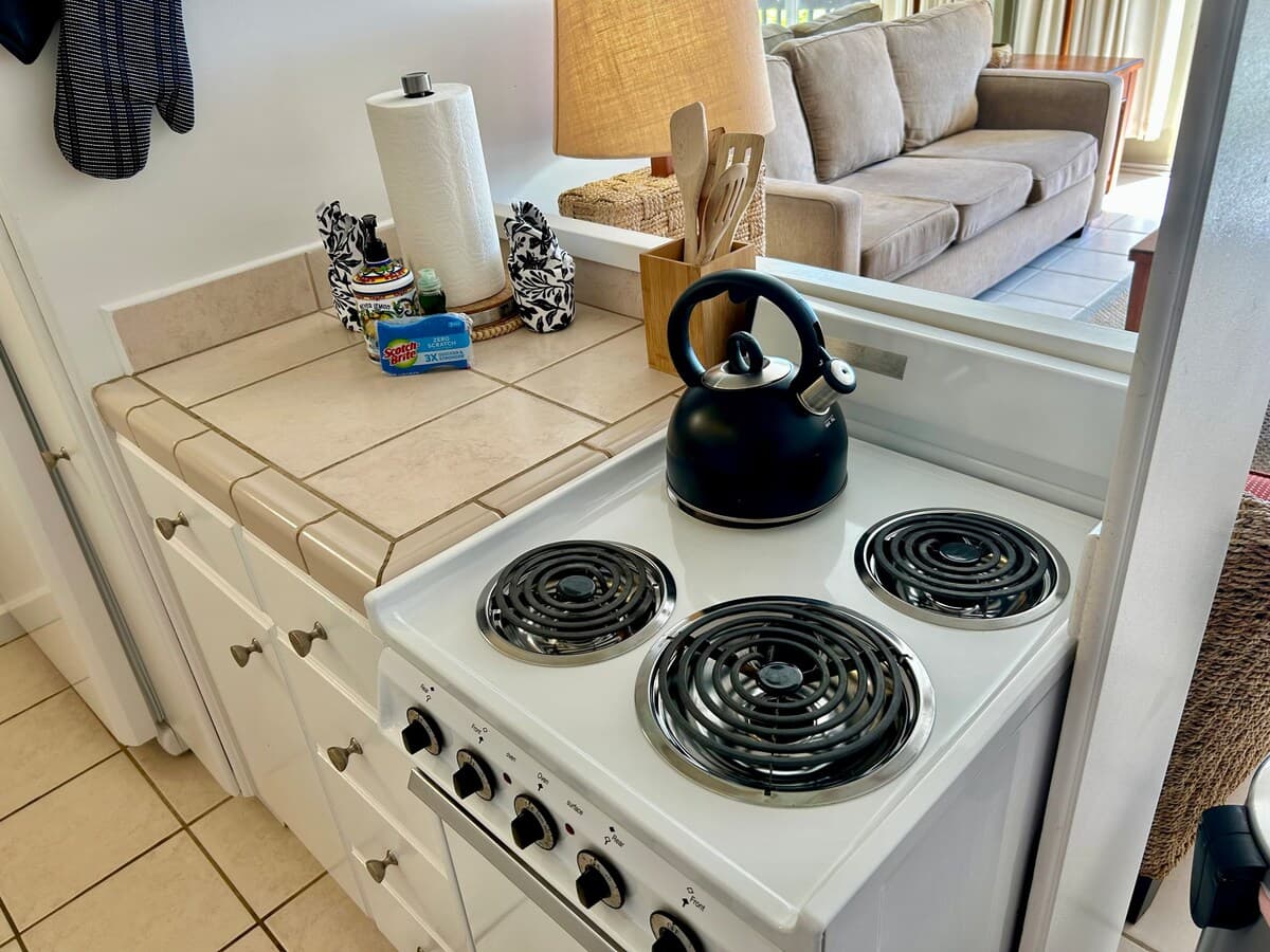 Condo in Lahaina · ★4.95 · 1 bedroom · 2 beds · 1 private bath - Photo 5