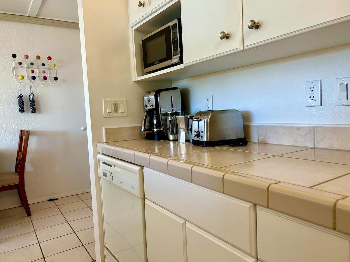 Condo in Lahaina · ★4.95 · 1 bedroom · 2 beds · 1 private bath - Photo 4