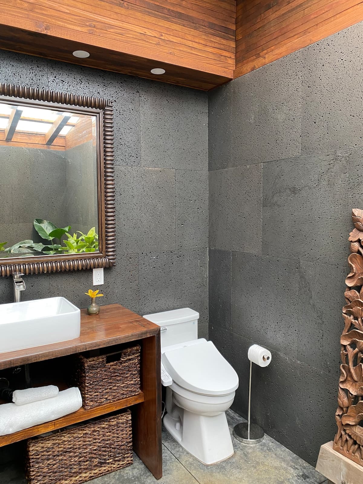Home in Volcano · ★4.99 · 2 bedrooms · 2 beds · 2 private baths - Photo 4