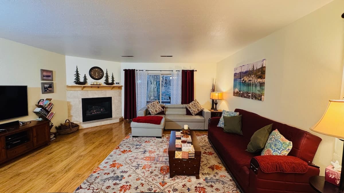 Cabin in Incline Village · ★4.97 · 3 bedrooms · 4 beds · 2.5 private baths - Photo 4