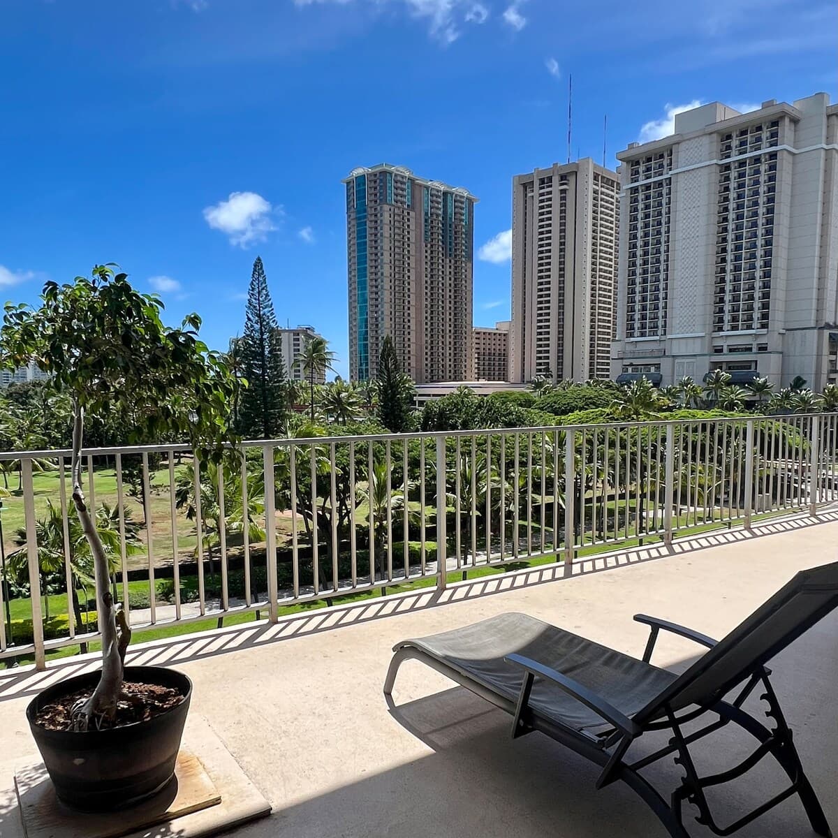 Condo in Honolulu · ★4.95 · Studio · 2 beds · 1 private bath - Photo 4