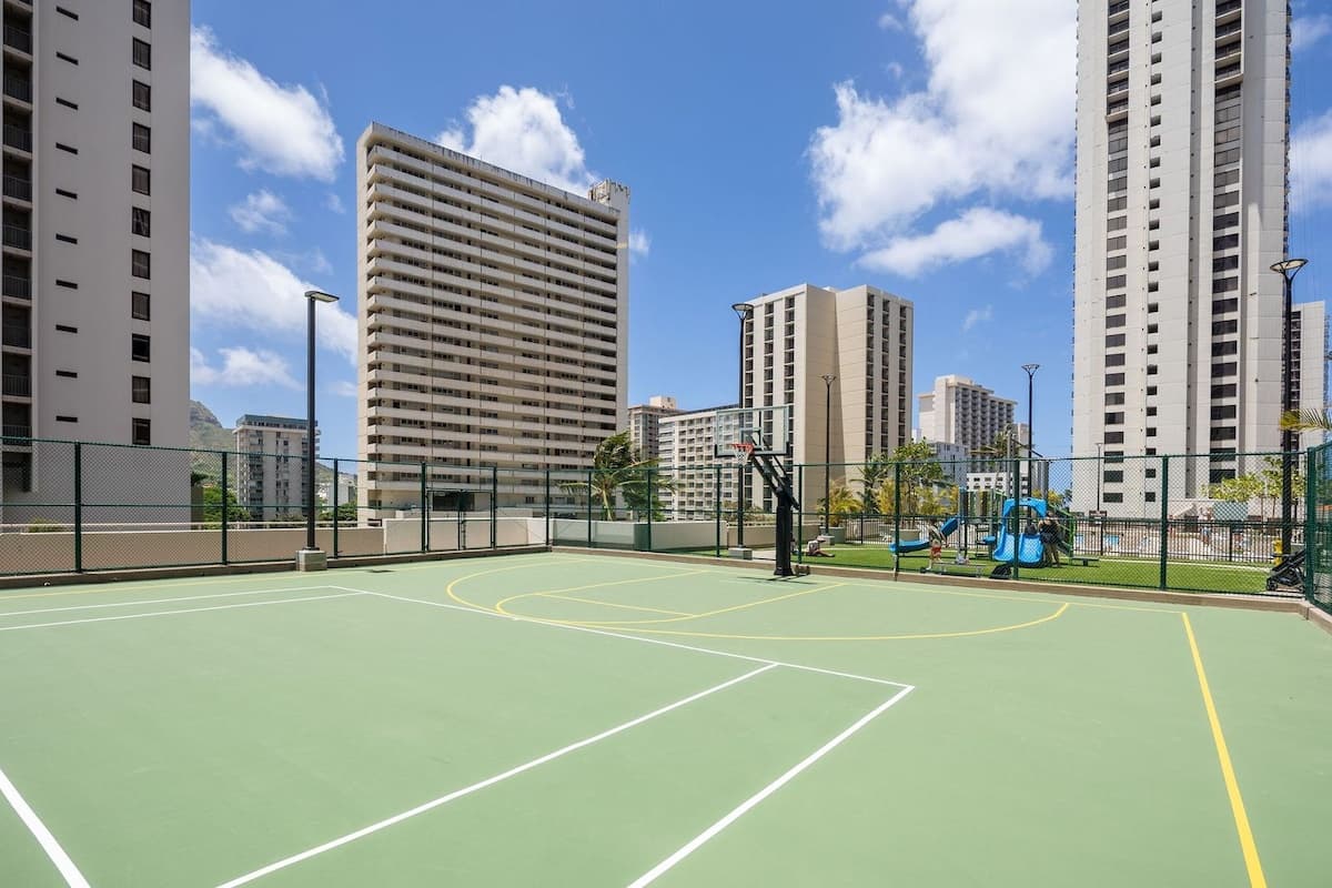 Condo in Honolulu · ★4.69 · 1 bedroom · 4 beds · 1 shared bath - Photo 3