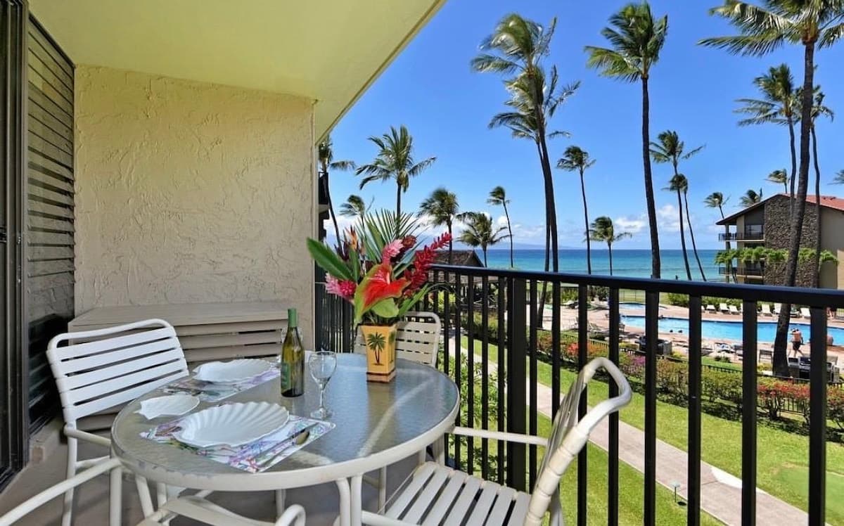 Condo in Lahaina · ★4.83 · 1 bedroom · 2 beds · 1 bath - Photo 2