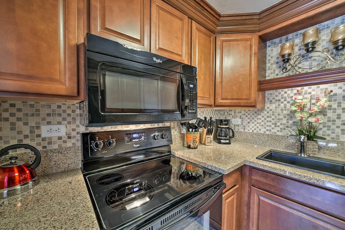Downtown Air Conditioned Condo Walk to Beaches - Photo 5