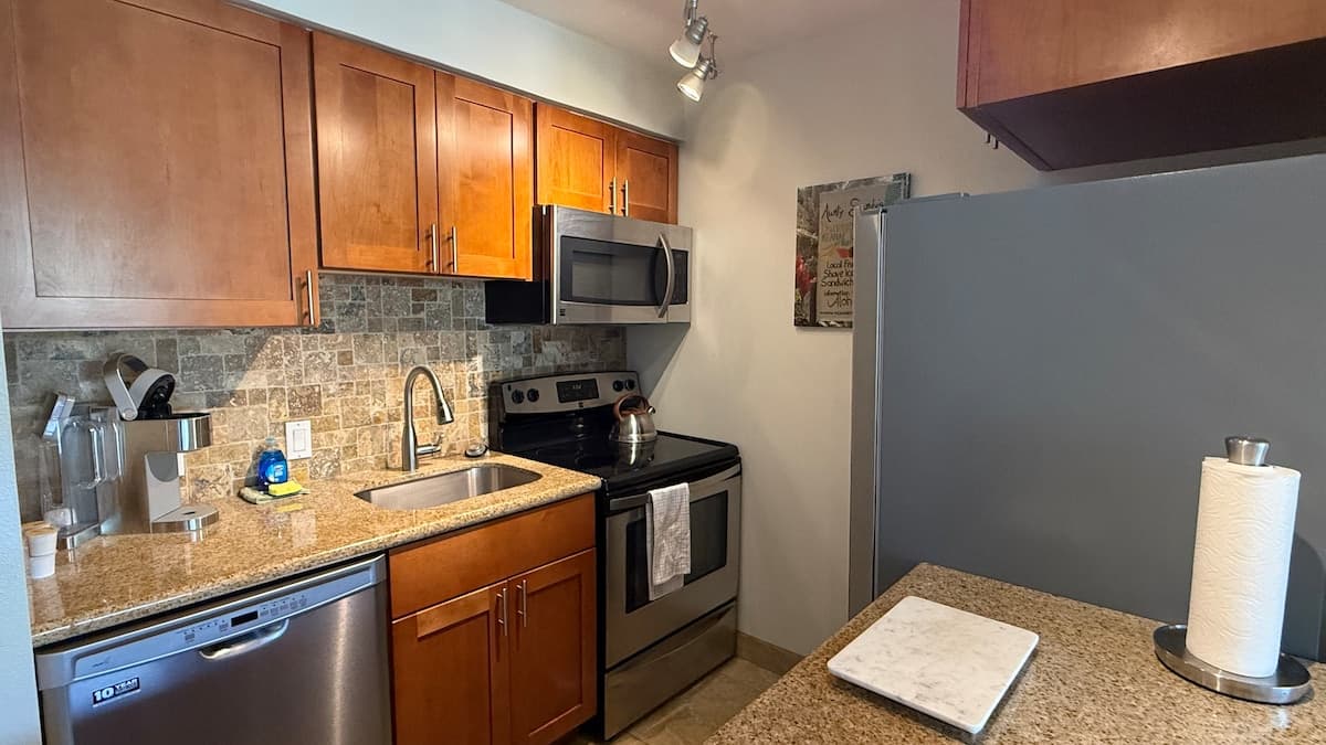 Condo in Lahaina · ★4.85 · 1 bedroom · 1 bed · 1 bath - Photo 4