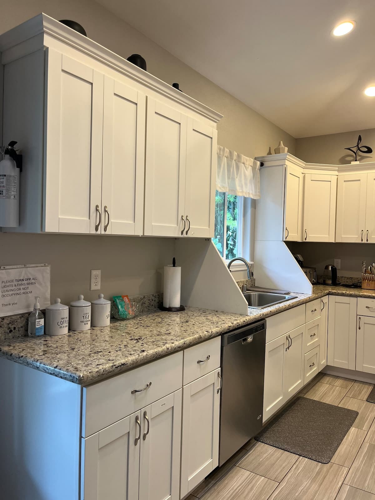 Home in Kailua-Kona · ★4.94 · 2 bedrooms · 3 beds · 1 bath - Photo 4