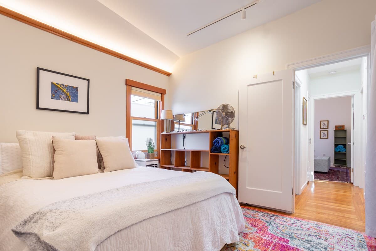 Sunny 4BR with Hot Tub, 2 Blocks to BART - Photo 3