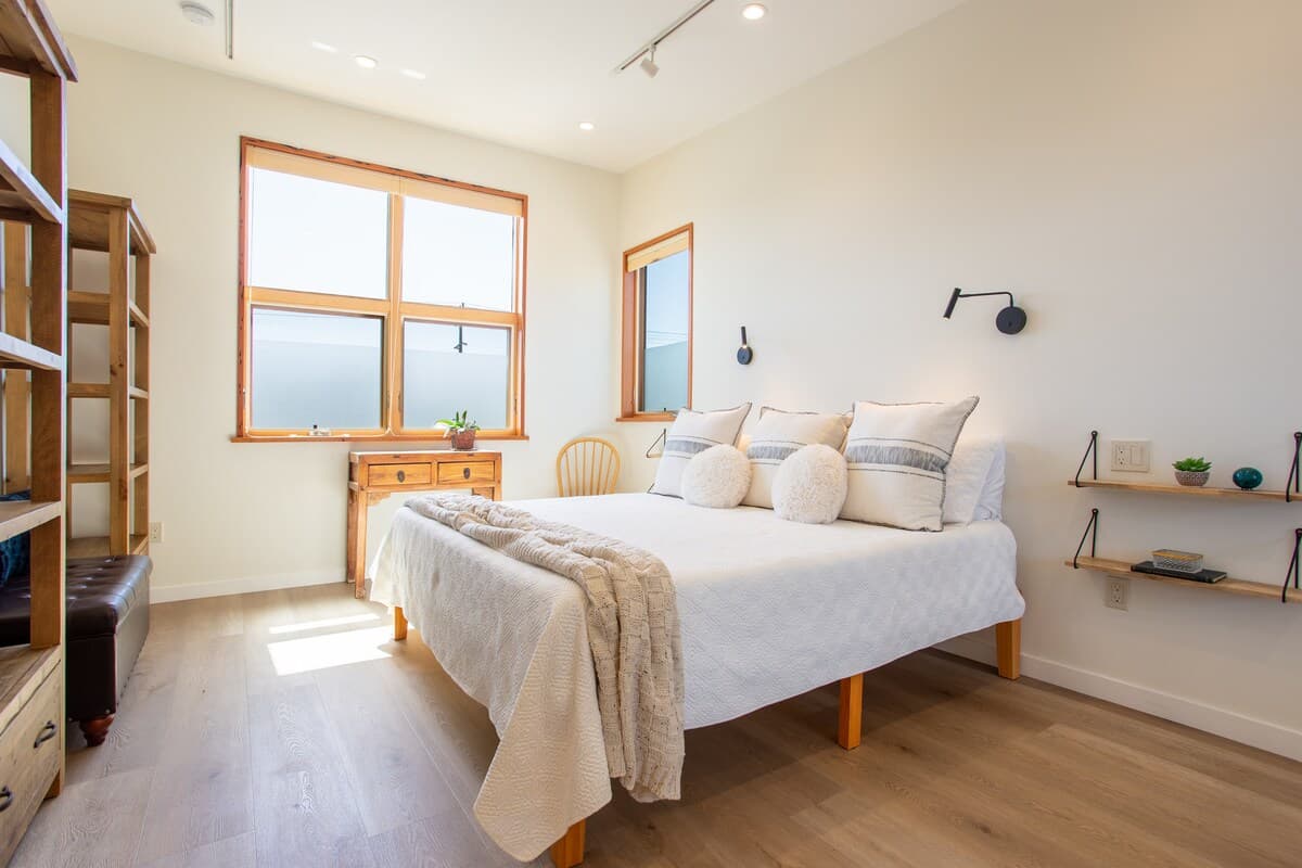 Sunny 4BR with Hot Tub, 2 Blocks to BART - Photo 2