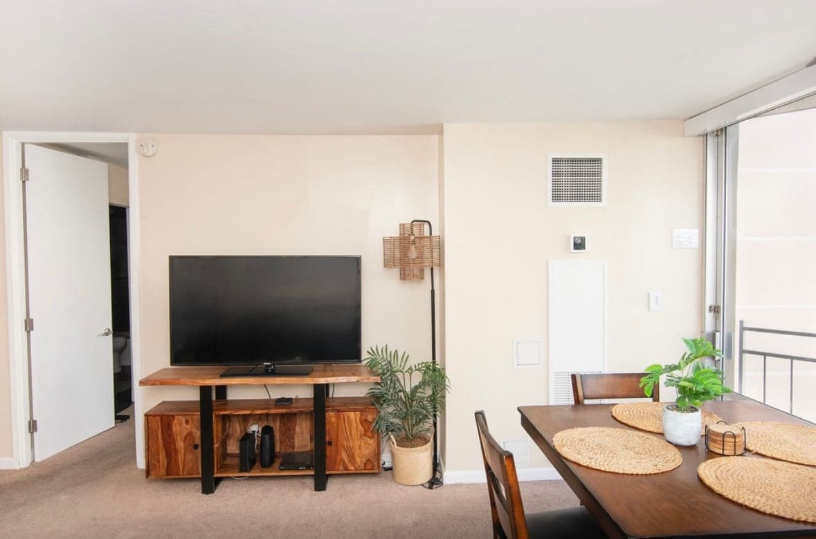 Condo in Honolulu · ★4.98 · 1 bedroom · 2 beds · 1 private bath - Photo 2