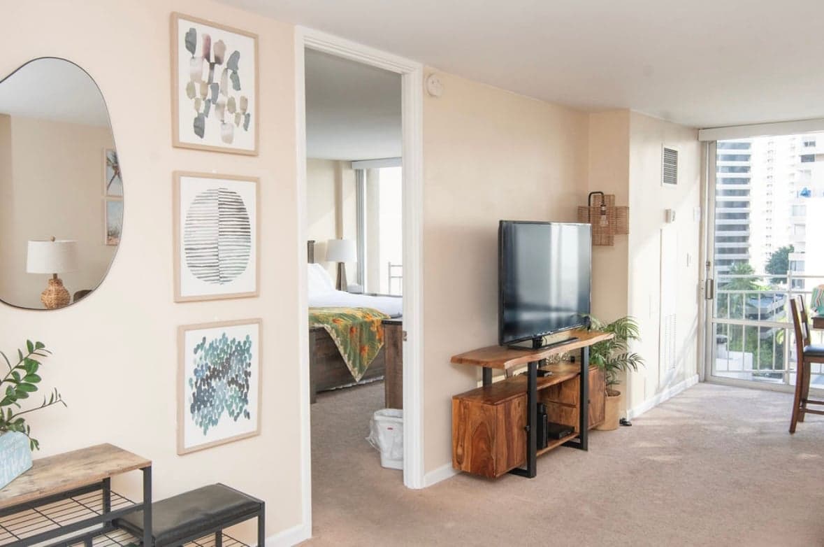Condo in Honolulu · ★4.98 · 1 bedroom · 2 beds · 1 private bath - Photo 5