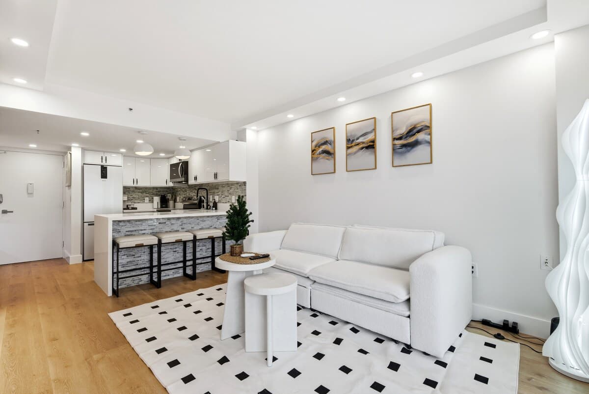 Condo in Honolulu · ★4.51 · 1 bedroom · 3 beds · 1 private bath - Photo 4