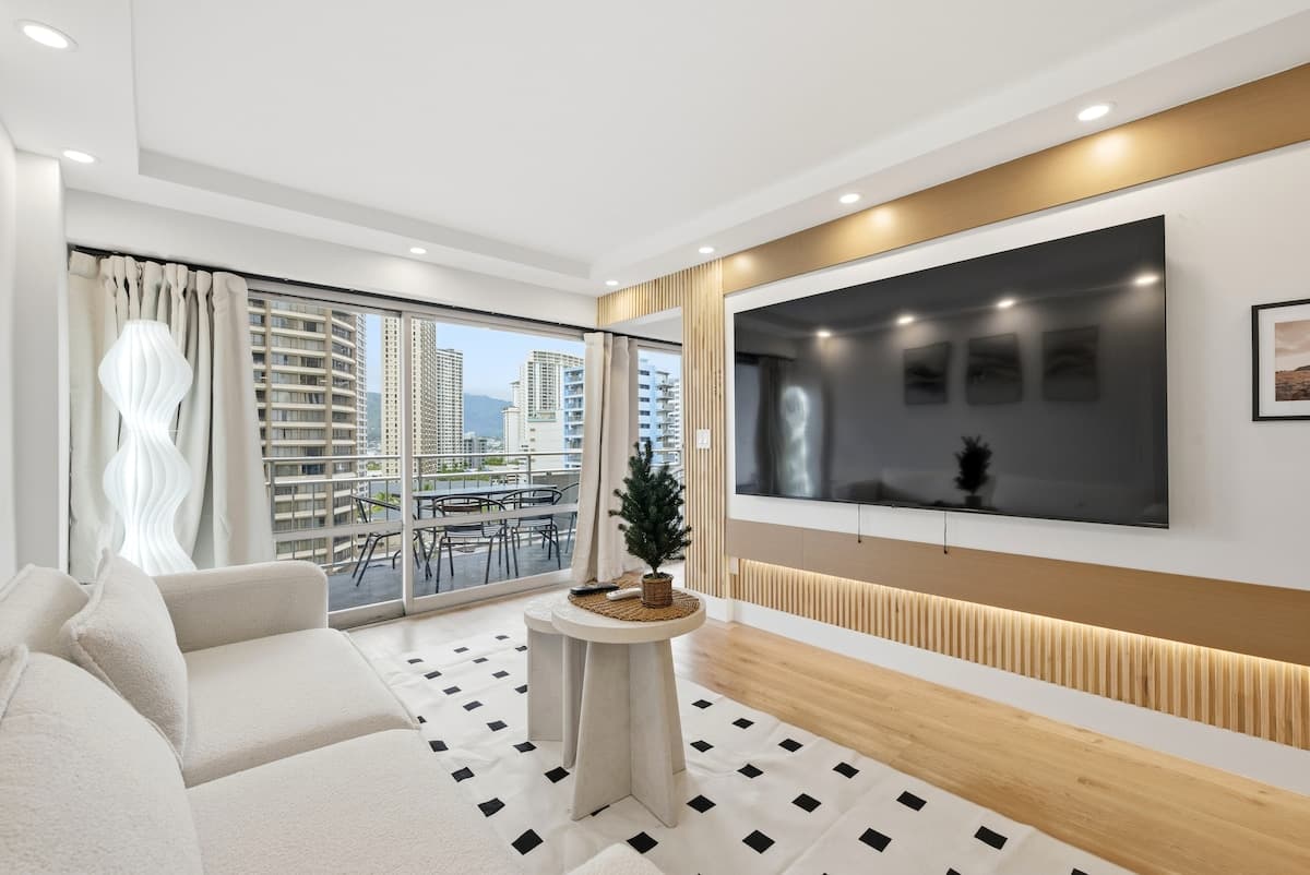 Condo in Honolulu · ★4.51 · 1 bedroom · 3 beds · 1 private bath - Photo 2
