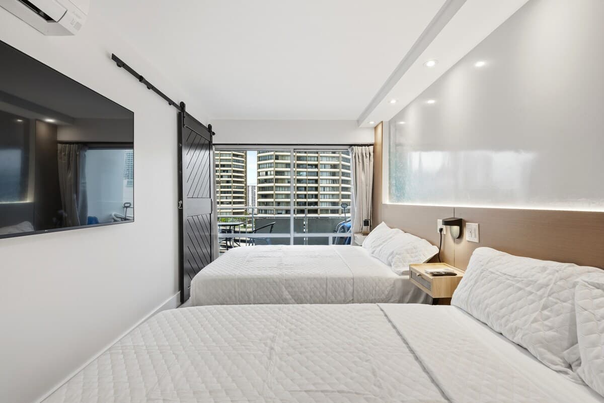 Condo in Honolulu · ★4.51 · 1 bedroom · 3 beds · 1 private bath - Photo 1
