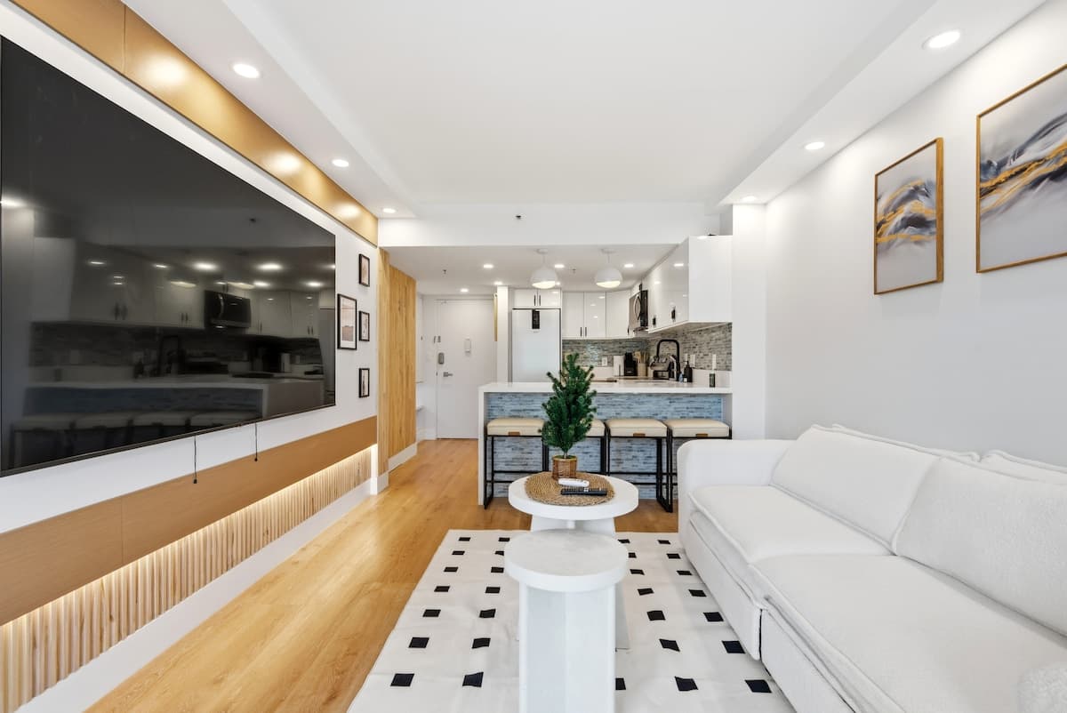 Condo in Honolulu · ★4.51 · 1 bedroom · 3 beds · 1 private bath - Photo 3