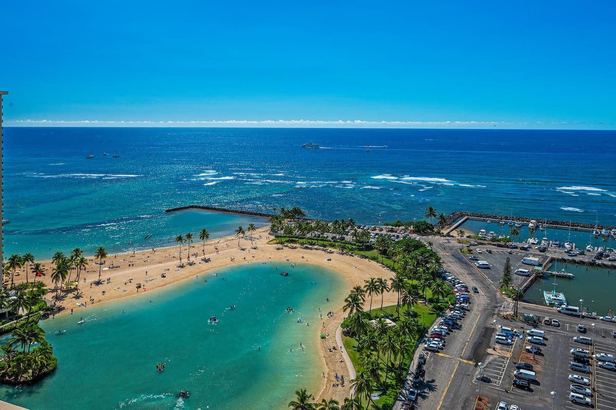 Condo in Honolulu · ★4.69 · 2 bedrooms · 3 beds · 2 private baths - Photo 5