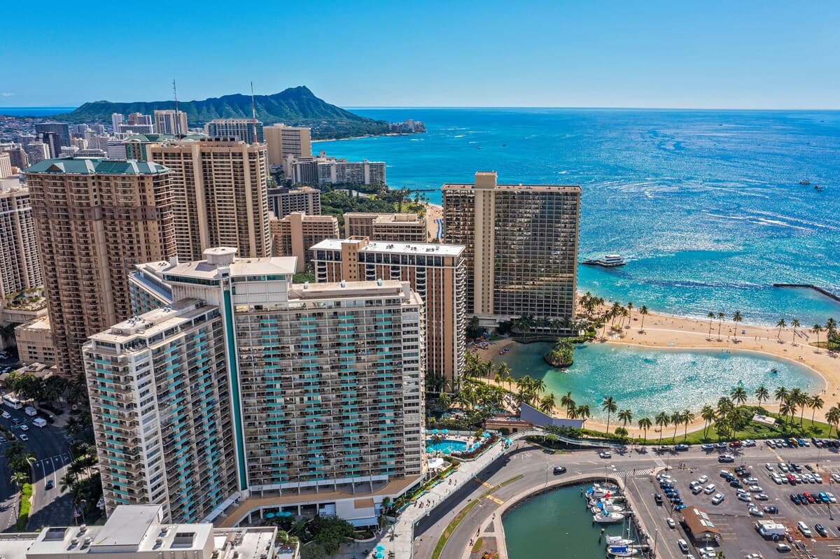 Condo in Honolulu · ★4.69 · 2 bedrooms · 3 beds · 2 private baths - Photo 4