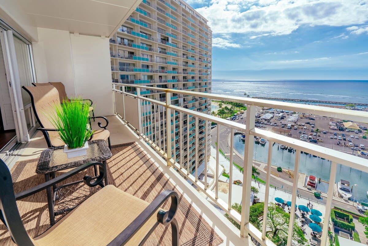 Condo in Honolulu · ★4.69 · 2 bedrooms · 3 beds · 2 private baths - Photo 2
