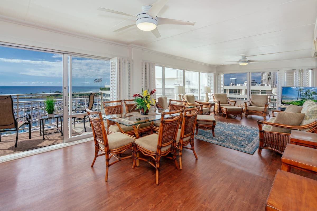 Condo in Honolulu · ★4.69 · 2 bedrooms · 3 beds · 2 private baths - Photo 1